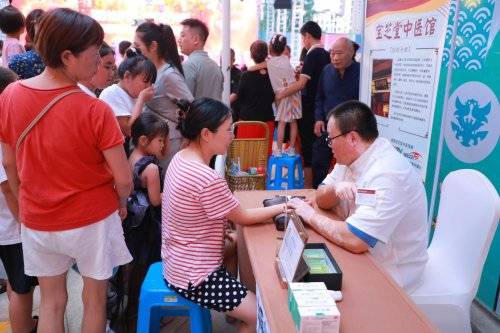 傳承中醫文化，守護銀齡健康——成都寶芝堂中醫館受邀參加2025天府銀齡芳華藝術團節目展演暨養生服務活動